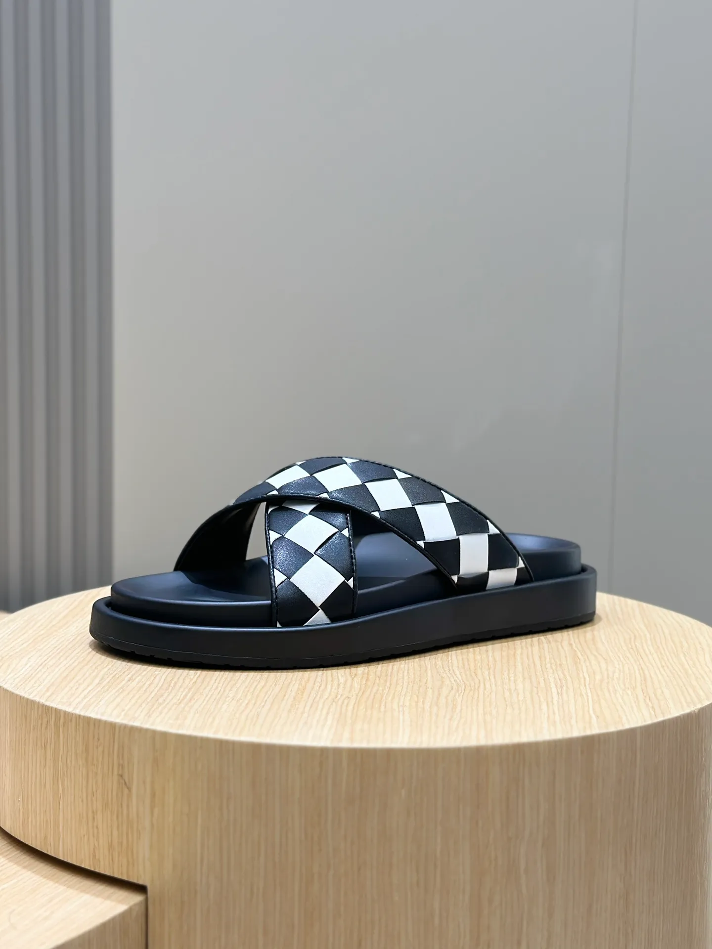 Factory price: 360💰BV hand-woven men's slippers and sandals - suitable for walking. It still emphasizes minimalism and practical wearability, but is full of vivid artistry. Super classic, luxurious and comfortable, imported cowhide + cowhide lining + lightweight outsole Size: 39-44 (customized at 38.45)